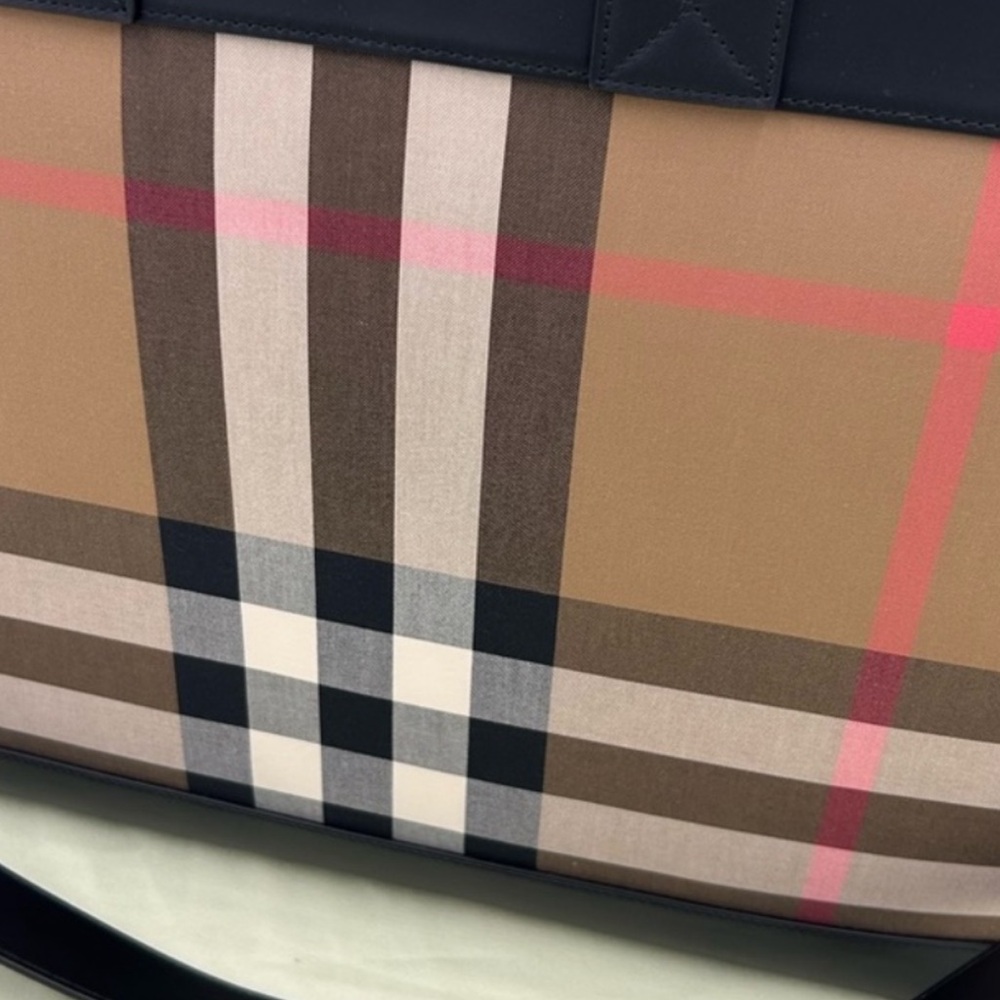 Burberry Ormond giant leather check tote bag . NWT - Picture 2 of 8